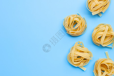 蓝背景的意大利未烹调面食意大利面条 复制空间午餐厨房小麦美食烹饪面粉营养食物文化菜单图片
