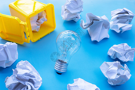 带有灯泡和蓝背景白圆纸的黄色垃圾桶 想法和创造性思维概念 顶部视图技术生态思想家反射活力服务电工节能天花板玻璃图片