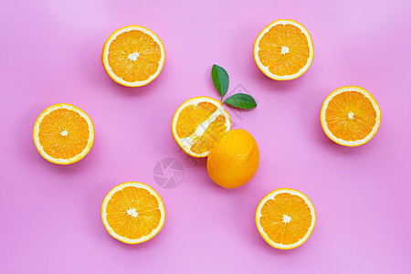 高维生素 C 多汁而甜美 粉红色背景中的新鲜橙色水果甜点菠萝果汁柠檬橙子排毒团体皮肤植物叶子图片