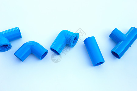 在白色背景上隔离的蓝色 pvc 管道连接圆圈工具配件宏观插图软管管子剪刀工人塑料图片