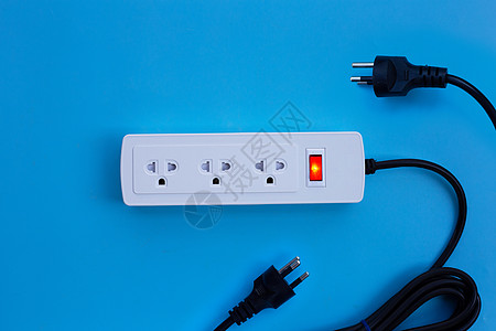 电气电源条和蓝色背景的插件绳索电缆安全充电器住宅控制宏观力量电气插头图片
