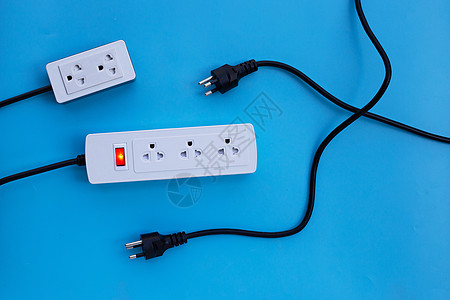 电气电源条和蓝色背景的插件电缆插头电气住宅宏观安全出口绳索活力力量图片