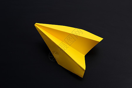黄纸飞机在暗底背景服务玻璃活力生态反射电工环境经济灯泡创新图片