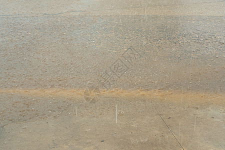 泰国一个岛上的热带雨 这条路被水淹了反射路面雷雨风暴飞溅水坑沥青雨滴雨量洪水图片