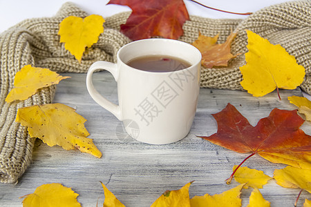 秋天背景是一杯茶 浆果和黄叶 在漆成的木质表面甜点处理横幅海报作品木板杯子收成香气明信片图片