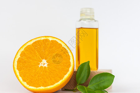 橙油给身体 在白色背景的木制祭坛上涂橘子 含有草药成分的有机香料和花粉化妆品树叶草本营养皮肤女士橙子产品美容棕榈护理图片