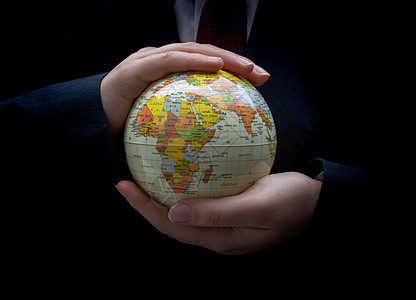 手里拿着地球仪模型的人地理商务手指教育人士全球化安全世界金融活力图片