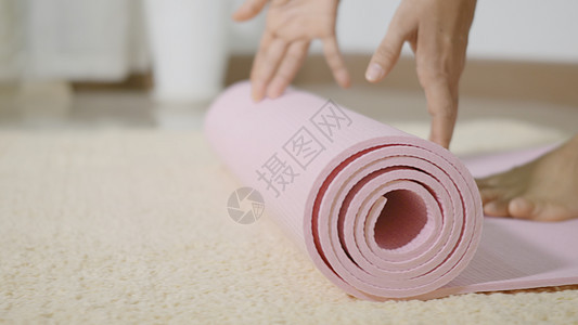 运动练习前妇女滚动健身操练瑜伽粉色垫子冥想活力力量锻炼地面女性成人班级房子赤脚图片