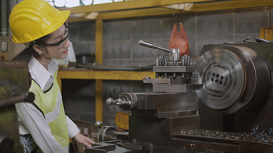 职业机械工程师或操作女操作员身穿制服的护目镜 在金属合金工业车间中工作工程工匠工厂建造工具员工导师自动化制造业安全帽图片