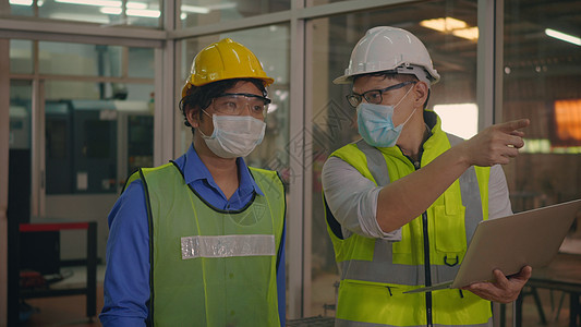 工程师工人和经理穿制服 安全帽谈论生产计划新项目图片