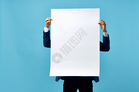 一名身穿西装的男子 在他面前举着旗帜 广告介绍官员木板管理人员商业男人套装标语卡片商务推介会展示图片