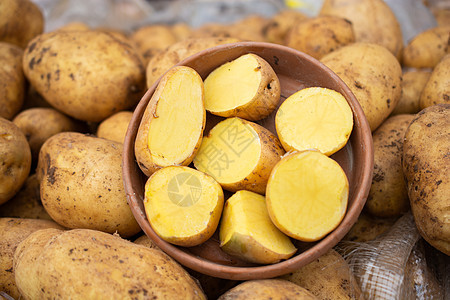 新鲜有机土豆根作为背景质地的堆肥糖类团体营养农场食物饮食生产市场蔬菜块茎图片