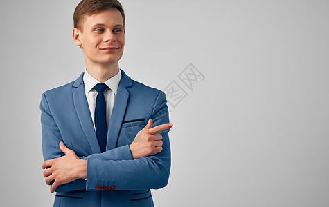 男子蓝色夹克领带经理 正式专业灰色背景衬衫管理人员人士办公室快乐男性职业男人商业套装图片