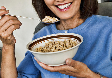 妇女吃早餐牛奶饮食女士食物桌子酸奶盘子谷物坚果快乐图片
