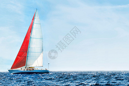 在和平的蓝海中乘着帆船对天图片