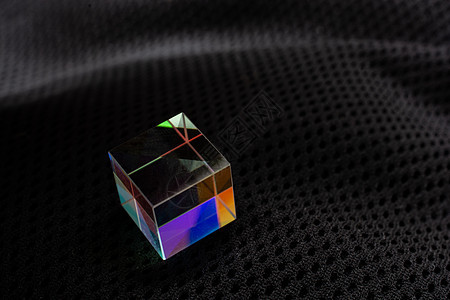 彩色明亮的玻璃棱镜立方体以鲜艳的彩虹色折射光实验光谱辉光射线水晶光学过滤器盒子科学物理图片