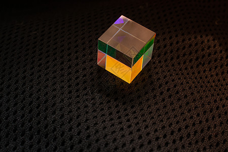 彩色明亮的玻璃棱镜立方体以鲜艳的彩虹色折射光实验正方形教育意义光谱光学水晶技术向色科学图片