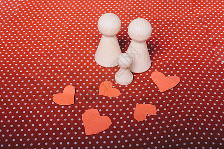 将人的心脏形状和木制雕像作为家庭概念女孩男人生活保险夫妻闲暇保健商业幸福社区图片