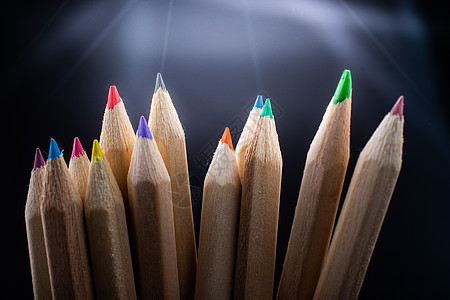 手持彩色铅笔 用于创意思想和概念收藏绘画木头光谱白色黄色学校染色插图蜡笔图片