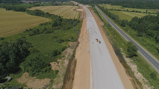 空中观视公路高速公路建筑机器工业碎石挖掘机工作工地鸟瞰图森林交通运输图片