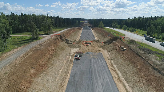 空中观视公路高速公路建筑土壤工程挖掘机运输森林路线交通机器构造树木图片