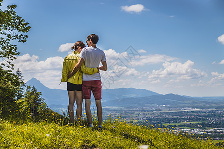 享受长河的山地风景 夫妇站在多河草原上 在遥远的萨尔茨堡市享受风景冒险登山场景远足农村蓝天牧歌旅行山脉女孩图片