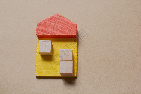 以木块建成的房屋模型 作为购买或租用房屋 建筑 保险的概念框架木头家庭信用公寓建造财产代理人小屋生态图片
