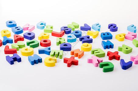 五颜六色的字母块随机散落在惠特游戏玩具教育刻字打字稿学习幼儿园学校字母语言图片
