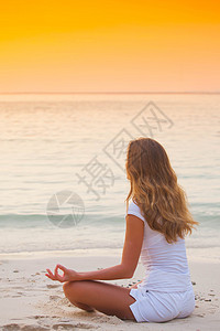 日落时在海滩的瑜伽妇女海洋日出生活幸福活力训练身体海浪姿势女性图片