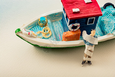 身着绷带的小矮人 由一艘模范船包扎塑像放大镜管理人员游客身体玩具模型数字冒充商业图片