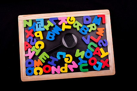 由木制的彩色字母课堂训练公司标题字幕教育智商智力学习拼写图片