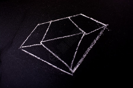 粉笔在显示的黑板上画钻石奢华美丽火花珠宝岩石玻璃宝石水晶木板白色图片