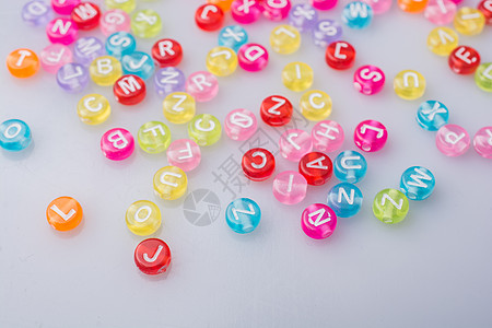 随机放置的多色字母珠公司英语语言创造力学习乐趣知识珠子字母教学图片