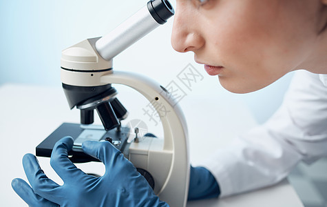 女医生手套化验室 妇女医用显微镜研究外套专注生物学制药保健学生化学品测试诊所工人图片
