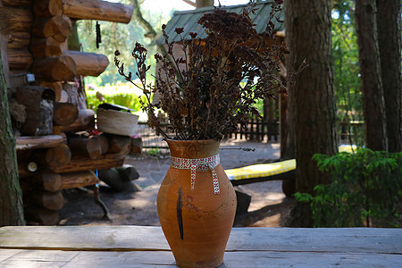 一个古老的土器花瓶 含干健康的草药图片