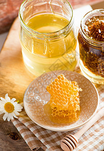 特写蜂窝 在玻璃罐中加蜂蜜玻璃生态薰衣草生物食物盘子甜点乡村营养草药图片
