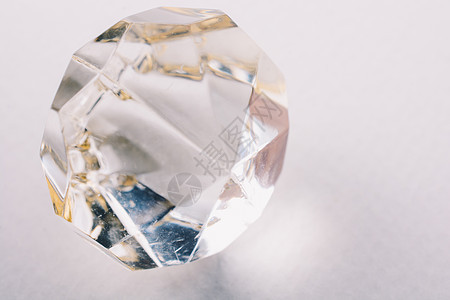 白色背景上的透明钻石珠宝奢华水晶玻璃石头火花宝石美丽岩石图片