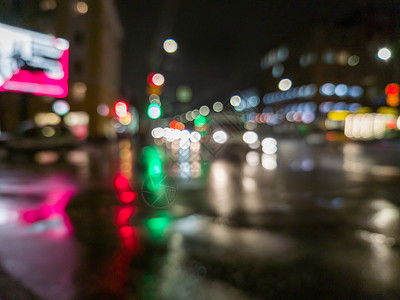 城市街道交叉路面的观测 重点为夜间雨雨危险穿越问题街道车辆头灯交通运输运动沥青背景图片