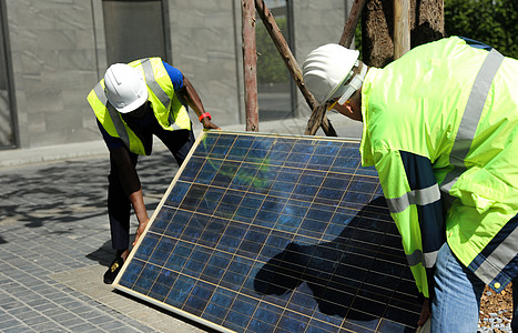 维护工程师 太阳能系统工程师执行分析太阳能电池板 工程师或工人的肖像 人们 在农场的屋顶上安装太阳能电池板或太阳能电池 美国有绿图片