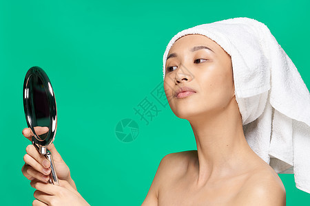外公流汗 面朝干净的皮面镜子 手紧贴近卫生成人毛巾浴室背景女士化妆品美容师微笑护理图片