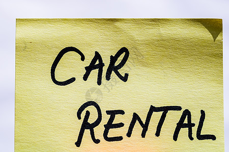 汽车贴纸素材租车笔迹的文字在黄色纸上特写 上面有复制空间背景