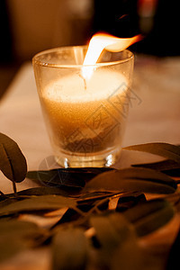 在宴席桌上装饰有实火的大气蜡烛幸福家庭宴会假期棕色风格黄色温暖婚礼烧伤背景图片