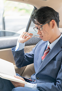 商务人士在汽车后座上打工电话人士领带技术商务车辆奢华出租车乘客机动性图片