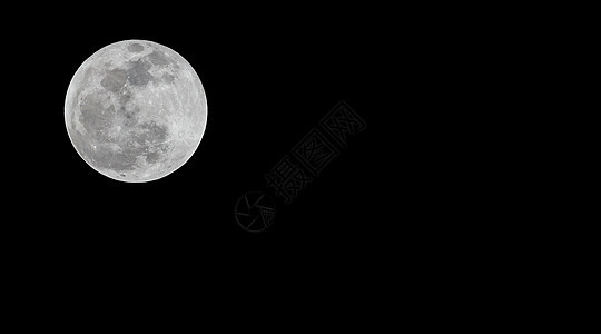 满月或超月在黑暗的夜空中堆叠图片