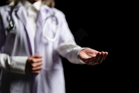 医生手持空的文本或产品虚拟对象 复制空间治疗医疗棕榈卫生手掌广告职业专家白色医疗保险图片