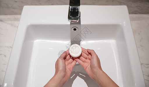 妇女用肥皂洗手 在水池里用水洗洗泡沫女士皮肤卫生清洁度液体龙头保健女性浴室图片
