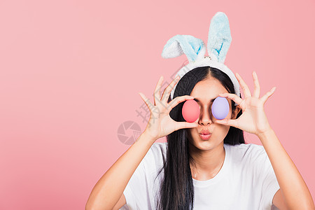 女人笑着穿着兔子耳朵 带着丰富多彩的复活节鸡蛋微笑节日季节快乐传统幸福工作室风格女士眼睛图片
