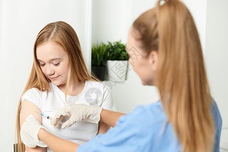 女医生为女孩的手部疫苗接种健康注射图片