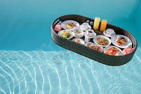 在游泳池吃早餐 在度假地把漂浮早餐放在盘子里咖啡旅行水果果汁热带托盘假期游泳情调饮食图片