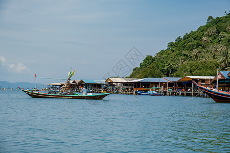 泰国春蓬省2020 年 1 月 渔船和水面上的小木屋 Koh Phitak 是泰国的传统渔村海岸天空渔民尾巴钓鱼房子木船游客渔夫图片
